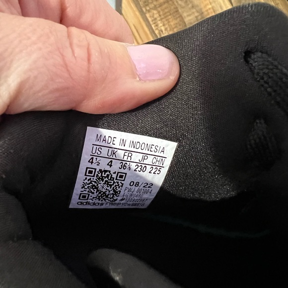 Boys Adidas high top sneakers size 4 1/2 EXCELLENT CONDITION! - Picture 2 of 4